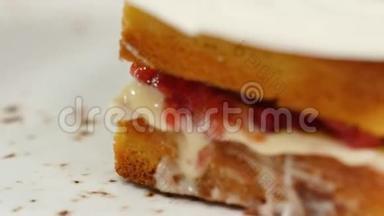 带草莓的海绵蛋糕，果酱和鲜奶油配切块，特写