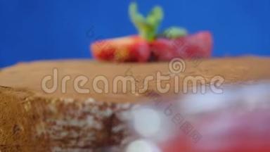 深蓝色背景草莓自制巧克力蛋糕。 巧克力甜点。 新鲜<strong>草莓蛋糕</strong>