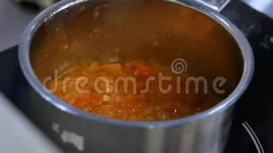 南瓜在炉子上的锅里沸腾。 南瓜糖浆在平底锅中沸腾. 泰国美味甜点