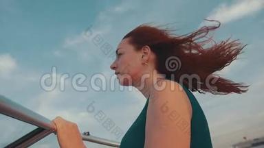 年轻的红发女孩在摩托艇上。 <strong>夏天</strong>有风的<strong>夜晚</strong>。 日落。 蓝天。