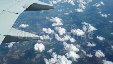 从云层和地面上的飞机的窗口观看，在云层上方飞行