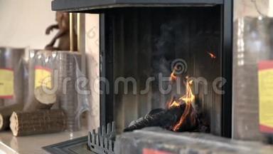 壁炉里的壁炉正在燃烧，散发出一些烟雾