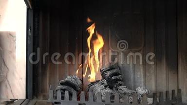 漂亮的小火在壁炉里轻燃
