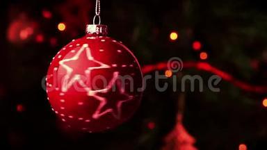 圣诞装饰红球.. 圣诞树上的灯