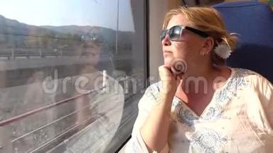 坐火车旅行的女人。