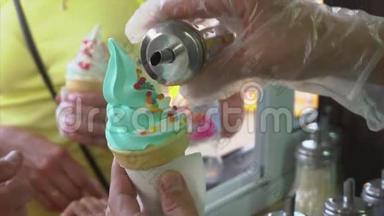 街头小贩用甜的彩色球洒冰淇淋华夫饼筒