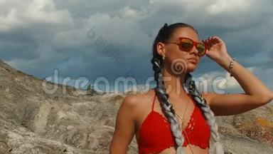 沙滩上穿着红色泳衣<strong>身材</strong>完美的女孩