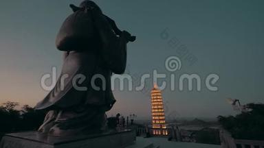晚在白底寺背景上的佛塔背面。 越南河内