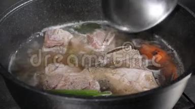 传统<strong>牛肉汤</strong>，蔬菜，骨头和配料在锅，烹饪食谱。 锅中的汤，上面有瓢