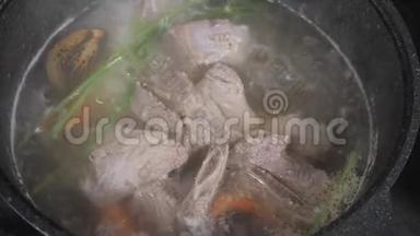 传统<strong>牛肉汤</strong>，蔬菜，骨头和配料在锅，烹饪食谱。 锅中的汤，上面有瓢