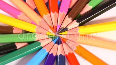 铅笔形成五颜六色的圆圈