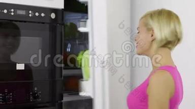 女人打开冰箱喝酸奶牛奶