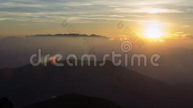 在雾蒙蒙的清晨时光里，五彩缤纷的日出在山上