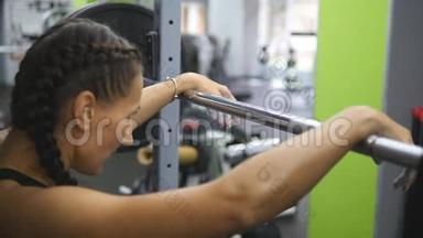 年轻女子的肖像准备在健身房举起沉重的<strong>杠铃</strong>。 女运动员举重<strong>杠铃</strong>