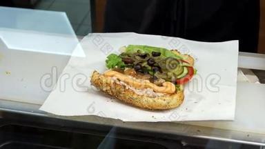 美味的烤切片三明治，镀有脆生菜，西红柿和洋葱运动视图。