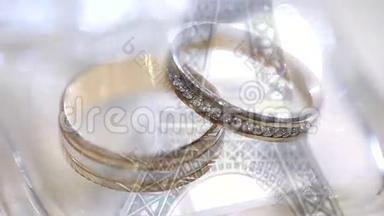 埃菲尔铁塔上的结婚戒指。 结婚戒指躺在埃菲尔铁塔上。 巴黎的象征。