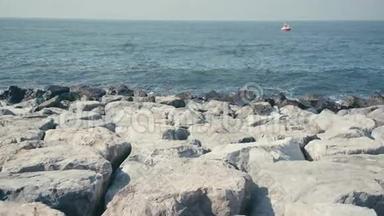 洛基海滩：海浪拍打着岩石.. 水元素。