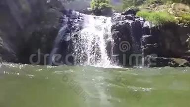 从斯里兰卡埃拉河上<strong>拍摄</strong>的<strong>瀑布</strong>缓慢运动。