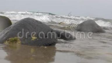 西班牙大加那利岛沙滩上的石头之间移动的水景