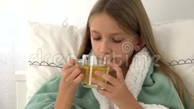 生病的儿童喝茶，生病的儿童在床上，受苦的女孩，病人在医院