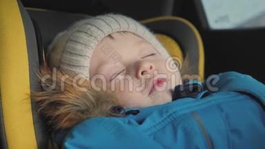 幼儿男孩在汽车上睡在<strong>儿童安全</strong>座椅上。