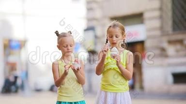 可爱的小女孩在户外夏天吃冰淇淋。 可爱的孩子们在罗马盖拉特利亚附近享受真正的意大利冰淇淋