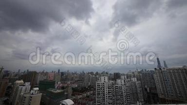 中国<strong>上海建筑</strong>背景上方的时间间隔多云。