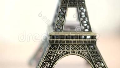 埃菲尔铁塔雕像。 巴黎的象征。 埃菲尔铁塔，青铜雕像，小埃菲尔铁塔