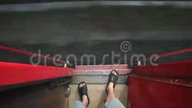 科伦坡，斯里兰卡-2014年2月：在移动<strong>列车</strong>上站在<strong>列车</strong>入口的人腿的时间推移视图。 斯里兰卡