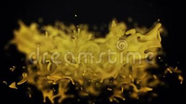 美丽，抽象，黄色的水溅在黑色背景上的冻结动作中旋转，无缝的循环。 黄金水