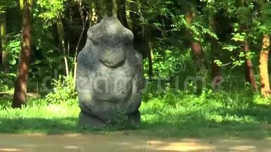 石像-史基锡雕像。 在一片树林里