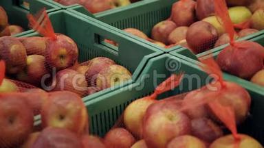 市场上的新鲜水果。 超市盒子里的苹果