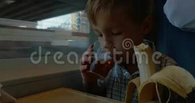 小男孩乘火车旅行时<strong>吃东西</strong>