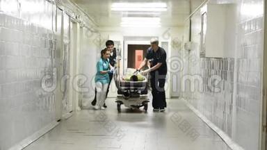 急诊科：医生，护士和外科医生移动重伤病人..
