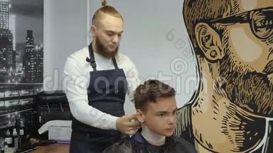 男士美容师。 理发店。 一个年轻人从一个留着胡子的男人那里得到理发和理发服务
