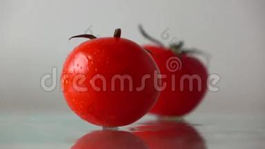 红色成熟的西红柿在潮湿的玻璃表面溅落和<strong>反弹</strong>。 慢动作