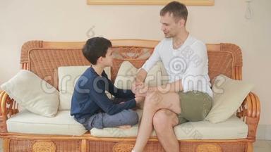爸爸和儿子在柳条沙发上心谈心