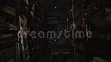 老式图书馆内部的荧光灯泡亮起来. 书籍和文件夹