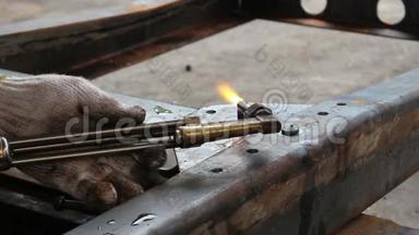 工人用火气切割钢材.