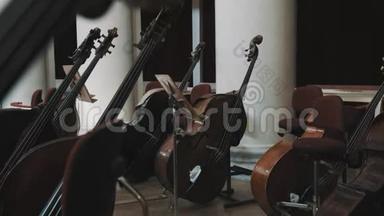 在<strong>古典音乐</strong>风格的音乐厅里，几个大提琴手在现场的多利镜头