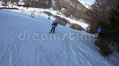 年轻滑雪者在法国比利牛斯山滑雪坡下降