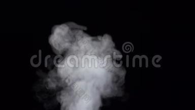 烟雾在独立的黑色工作室背景下翻滚着稳定的气流