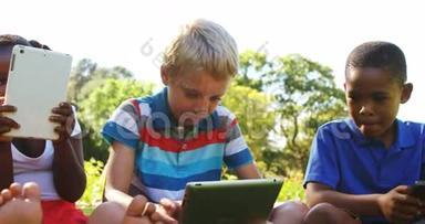使用手机和数码平板电脑的儿童群体