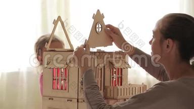 年轻女子为她的小女儿建造玩偶屋