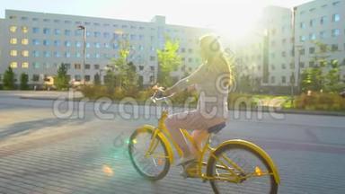 年轻<strong>快乐</strong>浪漫的女人在夏天的户外<strong>快乐</strong>地骑自行车穿<strong>过</strong>阳光明媚的街道。 年轻女孩骑自行车