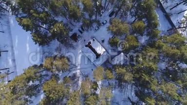 林中白雪覆盖的房子的鸟瞰图