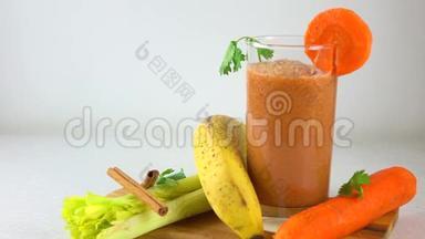 玻璃杯里的橙色光滑。 香蕉，胡萝卜，欧芹和芹菜。 4杜莉视频
