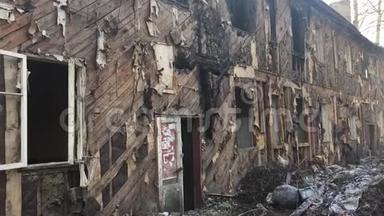 被<strong>烧毁</strong>的房子的内部有白色的窗户和许多垃圾，旧的户外废弃的房子，<strong>烧毁</strong>了俄罗斯的冬天。