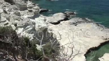 白色的悬崖和蓝色的大海。 地中海。 塞浦路斯海岸。 塞浦路斯岛美丽的海洋景观和岩石