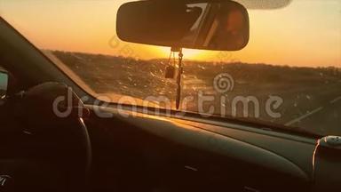 男人骑在一个自动美丽的阳光剪影日落缓慢的生活方式<strong>运动视频</strong>。 开车旅行